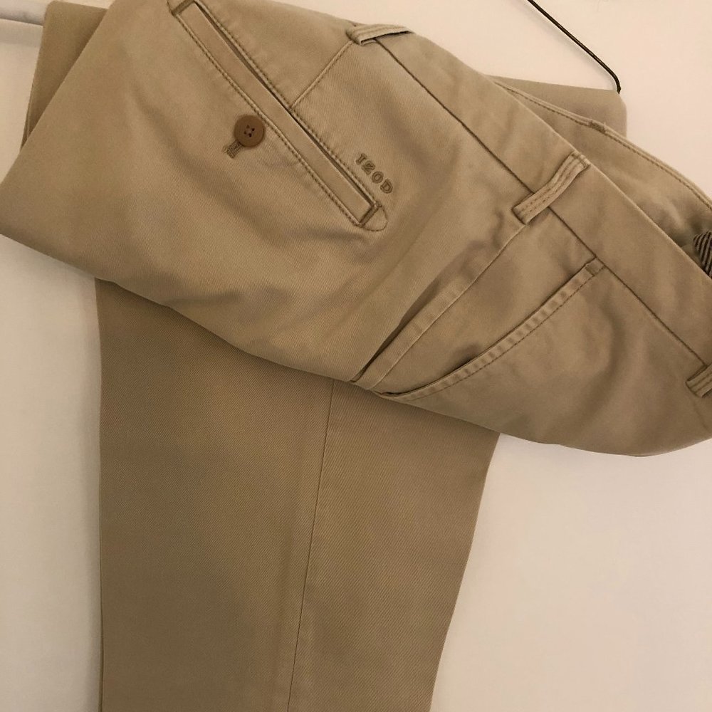 A Crisp 100% Cotton New NEVER BEEN WORN IZOD Beige Khaki Pants 38x29